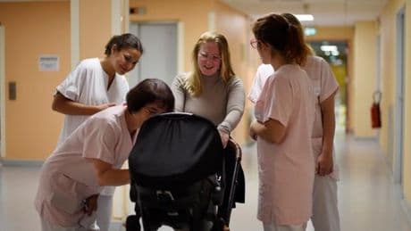 La petite maternité de Saint-Amand-Montrond menacée de fermeture, faute de réaliser assez d’accouchements : « Au moins ici, on n’est pas une usine à bébés »