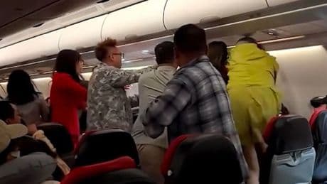 Streit im Billigflieger - Frauen schlagen auf Passagier ein