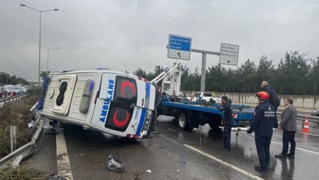 Tuzla'da kontrolden çıkan hasta nakil ambulansı devrildi