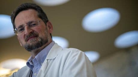 José Manuel Carrascosa, dermatólogo: "A los pacientes con cáncer de piel se les relega muy por detrás de otros"