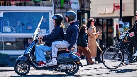 Zestienjarige betaalt zes keer zo veel voor scooterverzekering