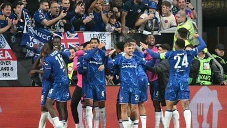 Chelsea holt sich den Conference-League-Pokal