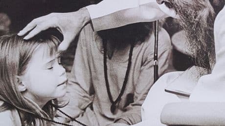 La terrible –y silenciada– historia de los niños esclavos sexuales en la secta de Osho