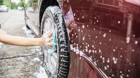 El producto de cocina que limpia las llantas en minutos, según un exvendedora de coches