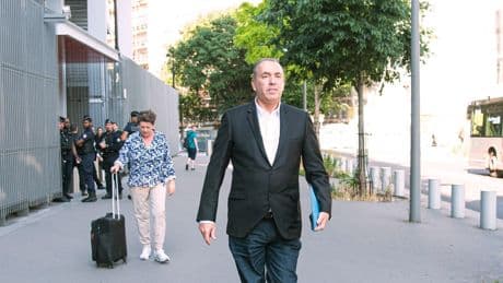 «Il y a un détail très drôle» : Jean-Marc Morandini a-t-il retouché ses photos de vacances ? Les internautes s’interrogent