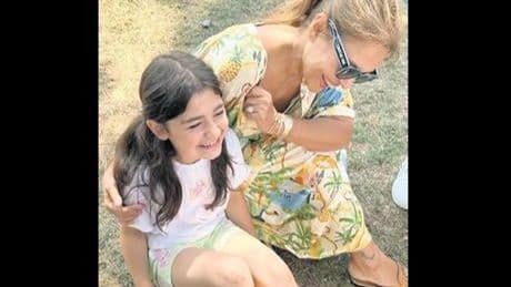 Minik hayranının gönlünü aldı