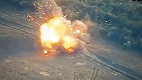 Mit Glasfaserdrohne - Kiews Armee vernichtet Raketenwerfer
