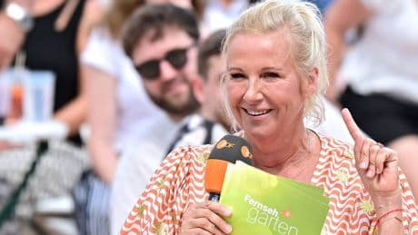 "ZDF-Fernsehgarten": Andrea Kiewel parodiert Kiss-Cam-Skandal