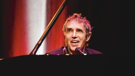 « J’ai découvert par accident que j’étais capable d’inventer des mélodies » : Julien Clerc nous raconte « Une vie »