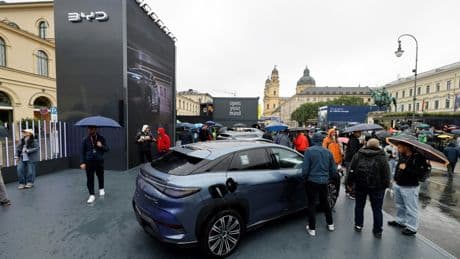 Voitures: les constructeurs chinois à l'offensive pour tenter de damer le pion à leurs concurrents européens sur leur propre marché