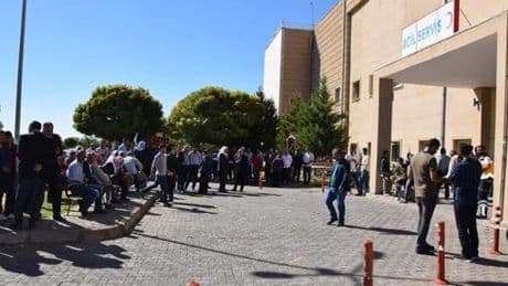 Şanlıurfa'da polis merkezi önünde kavga: Çok sayıda yaralı ve gözaltı var
