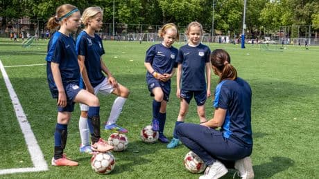 Amsterdamse voetbalclub mikt op nieuwe vrouwelijke leden: ’Wij houden ook rekening met menstruatiecyclus’