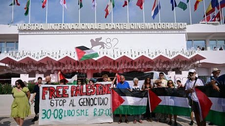 «Arrêter le génocide»: des militants se mobilisent pour la cause palestinienne à la Mostra de Venise