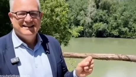 "Levamolo, sotterramolo, prosciugamolo". Il "finto" Gualtieri di Osho fa impazzire tutti