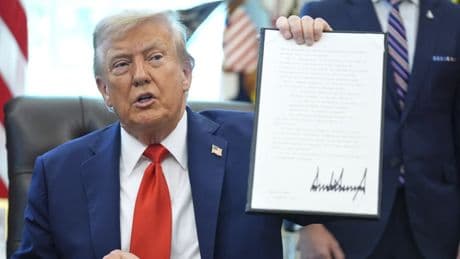 Trump firma una orden para procesar a quienes quemen la bandera estadounidense: "Tendrás un año de cárcel"