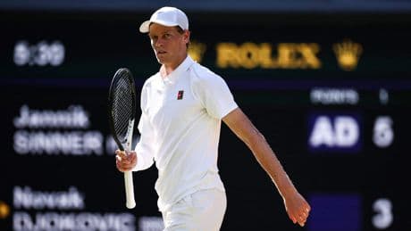 Jannik Sinner pijnigt Novak Djokovic en treft Carlos Alcaraz in Wimbledon-finale