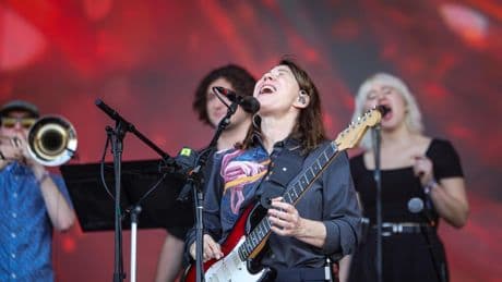 Kim Deal brilla en solitario sin soltar el bajo ni su historia