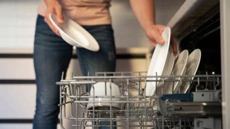 Doit-on laver ses assiettes avant de les mettre au lave-vaisselle?