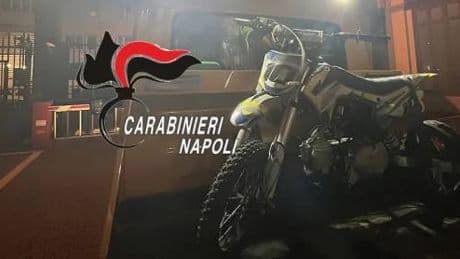 Baby centauro di 9 anni sfreccia su mini moto tra la folla: follia per le vie di Napoli