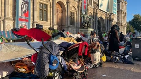 250 familles et femmes isolées exilées devant l’Hôtel de Ville de Paris : « On met l’État face à ses responsabilités »