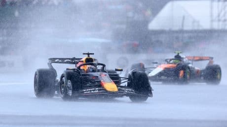 Spinnende Verstappen kansloos in regenrace Silverstone, Norris wint na straf Piastri