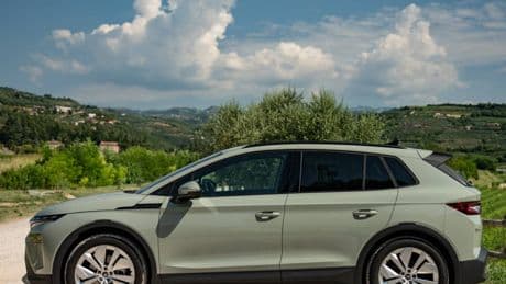 Škoda Elroq, primo contatto col C-SUV elettrico che offre spazio e agilità