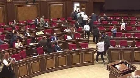 Ermenistan karıştı: Parlamentoda tekme ve yumruklar konuştu!