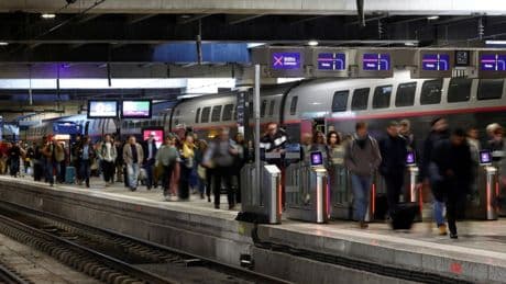 Grève SNCF : pourrait-on interdire les mouvements sociaux pendant les vacances ?