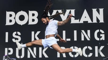 La policía investiga a Bob Vylan por alentar a matar soldados israelíes durante su actuación en Glastonbury