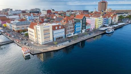 Nederlandse vrouw (34) omgekomen bij dodelijk ongeluk op Curaçao: auto botst tegen waaiboom