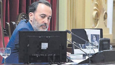 El Constitucional aprecia una especial trascendencia en el caso Le Senne por expulsar a dos diputadas que exhibían una foto de Aurora Picornell