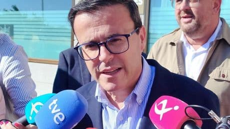 El PSOE no expulsará a Gallardo: el cambio de estatutos 'salva' a los procesados por denuncias de la ultraderecha