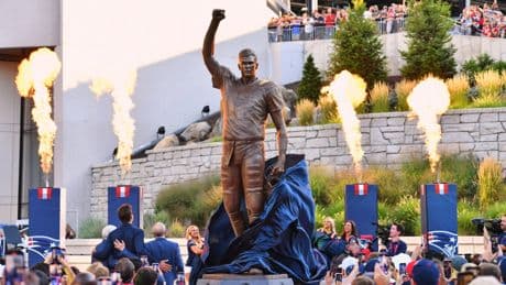 Tom Brady, la mayor leyenda en la historia del fútbol americano, ya tiene su estatua