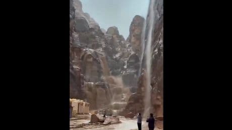 Evacuan a 1.800 turistas por las fuertes inundaciones en la ciudad jordana de Petra