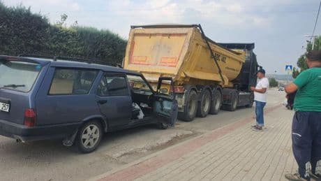 Bursa'da kontrolden çıkan araç kamyona çarptı: Çok sayıda yaralı var