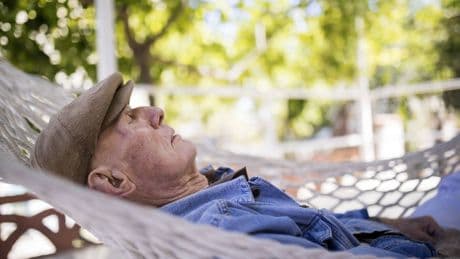 ¿Cada cuántas horas deben dormir los mayores de 65? Esto es lo que dice la ciencia