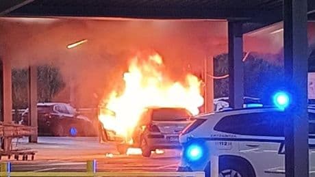 Susto en el parking de Makro en Erandio al incendiarse un coche