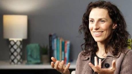 Harvard revoca la cattedra alla docente italiana Francesca Gino: “Manipolava i dati”