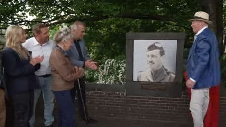 Nieuwe WO II-plaquette bij Arnhemse John Frostbrug