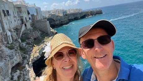 Corine (54) werd smoorverliefd tijdens een eenoudervakantie: ’Andere reizigers hadden het al snel door’