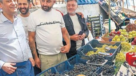 CHP lideri semt pazarını gezdi! ‘Pazarcılık dede mesleğim’