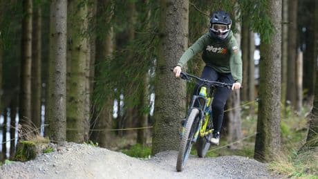 Bergsport: Schmaler Pfad: Debatte um Verbote für Mountainbikes
