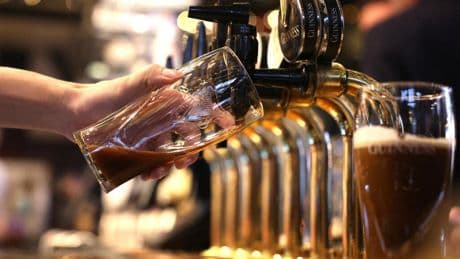 En Irlande, la vente de bière sans alcool aux mineurs fait débat