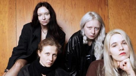 Enfrentadas al Kremlin por su activismo antibélico: Pussy Riot, la banda feminista rusa que quiere llevar a Putin a La Haya