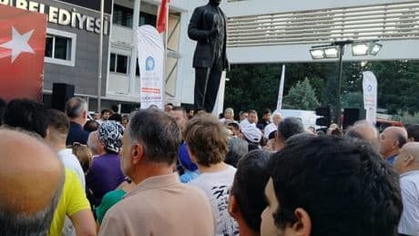 Antalya'da yurttaşlar Muhittin Böcek'in tutuklanmasını protesto etti