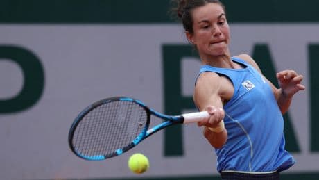 Roland-Garros: exploit de Loïs Boisson, 361e joueuse mondiale qui surprend la tête de série Élise Mertens