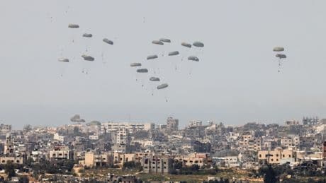 Israël staat voedseldroppings toe boven Gaza, eerder bleken die geen oplossing