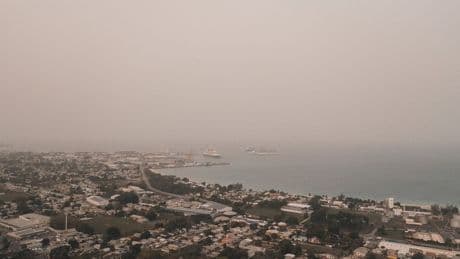 Wolk met Saharazand zo groot als VS ligt als een kleed over Caribisch gebied