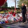 Liverpool start voorbereiding op het nieuwe seizoen, trainer Arne Slot legt bloemen neer op Anfield