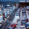 Mikrozensus zu Berufspendlern: Fast zwei Drittel der Beschäftigten fahren mit dem Auto zur Arbeit
